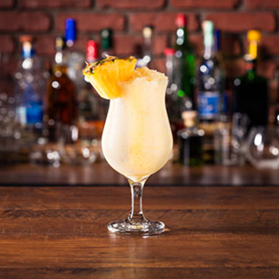 Cocktail , Le Chant des Tropiques : Une explosion exotique de rhum, jus de mangue, ananas, et une touche de sirop de coco.